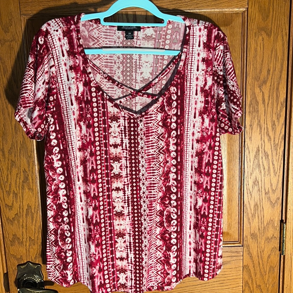 Crisscross at front neck